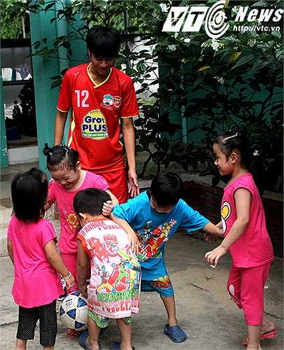 Phan Thanh Hậu chơi bóng cùng các em nhỏ tại trung tâm Tam Bình