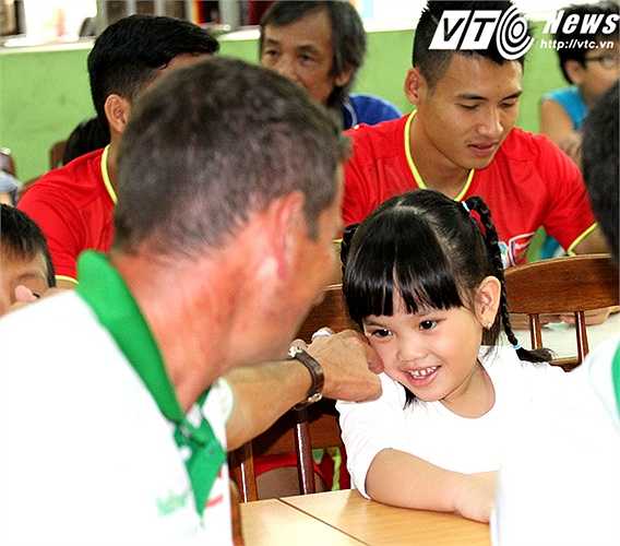 HLV Franck Durix ghẹo má một bé gái. Con ruột của ông Franck cũng là một bé gái