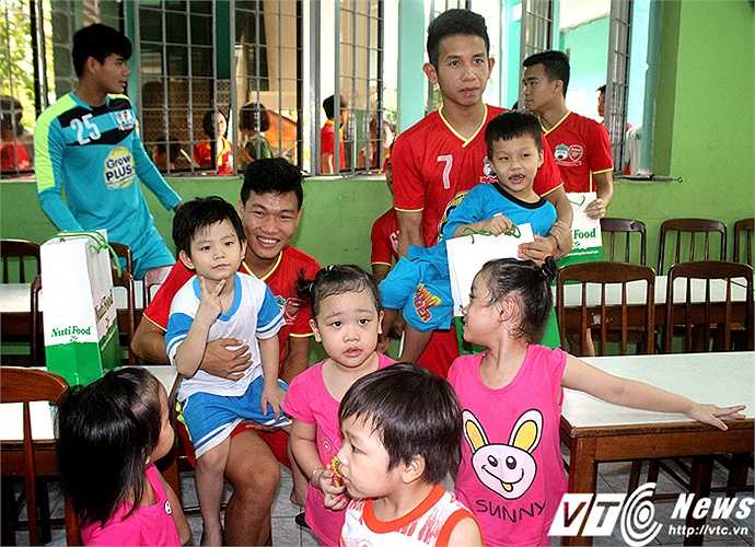 Đông Triều, Hồng Duy vui vẻ nhận 'con nuôi'