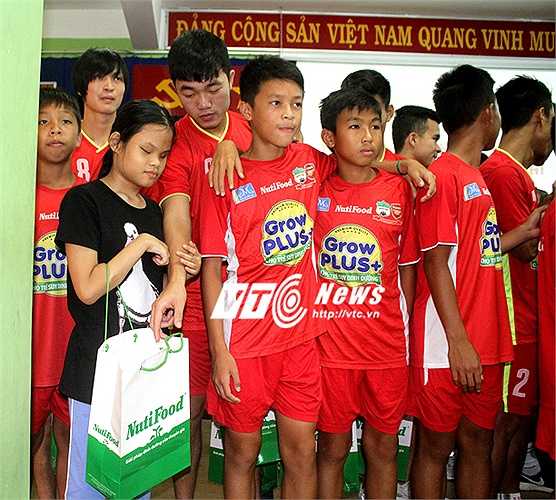Xuân Trường ân cần giúp đỡ một bé gái khiếm thính 