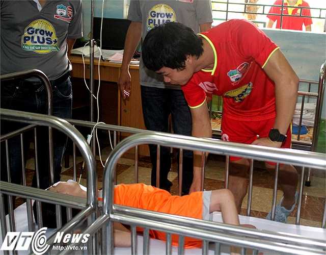 Công Phượng hỏi thăm, trò chuyện với em nhỏ bị bệnh bại não