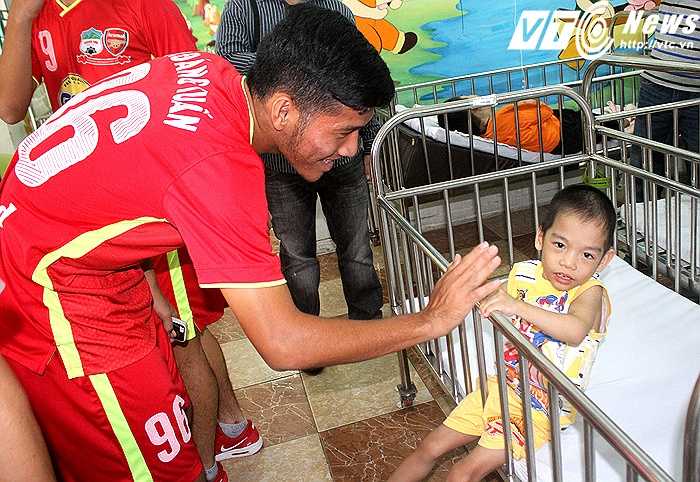 Sau những màn chào hỏi vui vẻ, một số cầu thủ HAGL đã kìm nén cảm xúc rất nhiều khi được các cô bảo mẫu tại trung tâm Tam Bình kể về hoàn cảnh của những em nhỏ ở đây