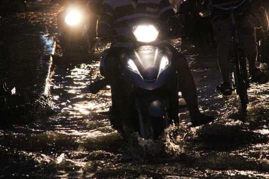 Dân Sài Gòn vừa ăn cơm vừa múc nước đổ ra ngoài