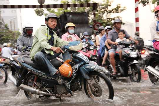 Dân Sài Gòn vừa ăn cơm vừa múc nước đổ ra ngoài