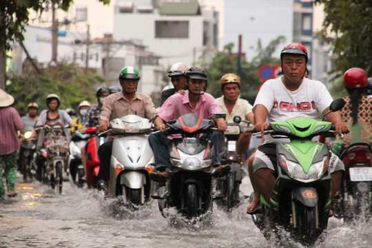 Dân Sài Gòn vừa ăn cơm vừa múc nước đổ ra ngoài