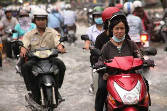 Dân Sài Gòn vừa ăn cơm vừa múc nước đổ ra ngoài