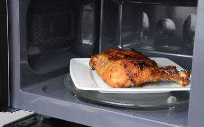 Thịt gà là một trong những món không nên hầm bằng lò vi sóng (Ảnh minh hoạ)