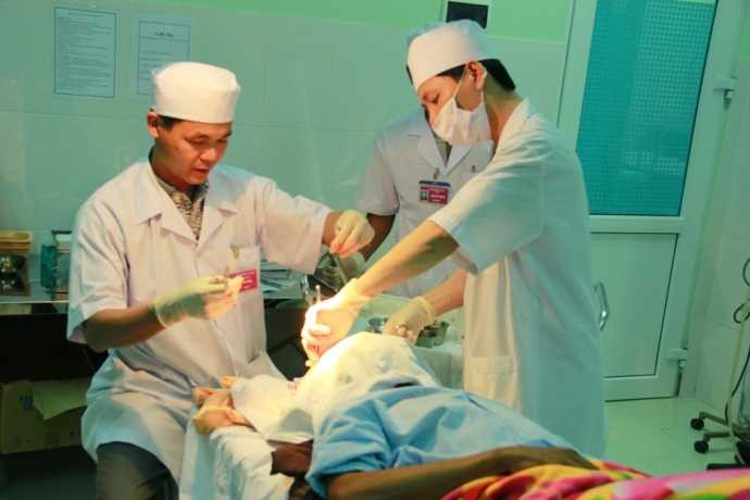 Các bệnh nhân được cấp cứu tại bệnh viện.