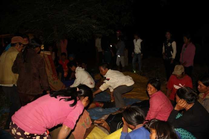 Nhiều người dân sống gần nơi xảy ra tai nạn đã đến hiện trường để giúp đỡ đưa các nạn nhân đi cấp cứu