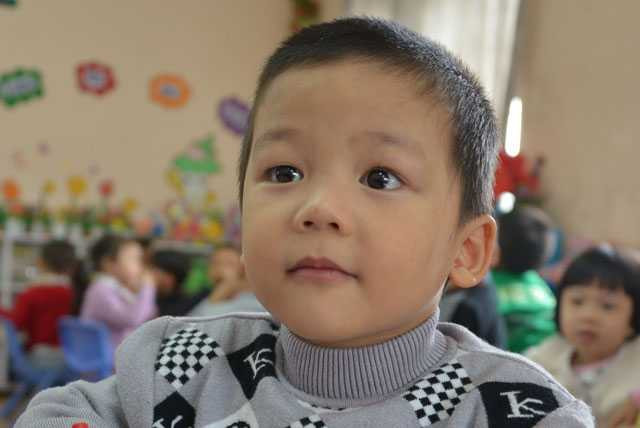 Vẻ mặt thanh tú đáng yêu của bé Nguyễn Văn Cộng dưới mái trường mầm non Hoa Lan (trường chuẩn Quốc gia).