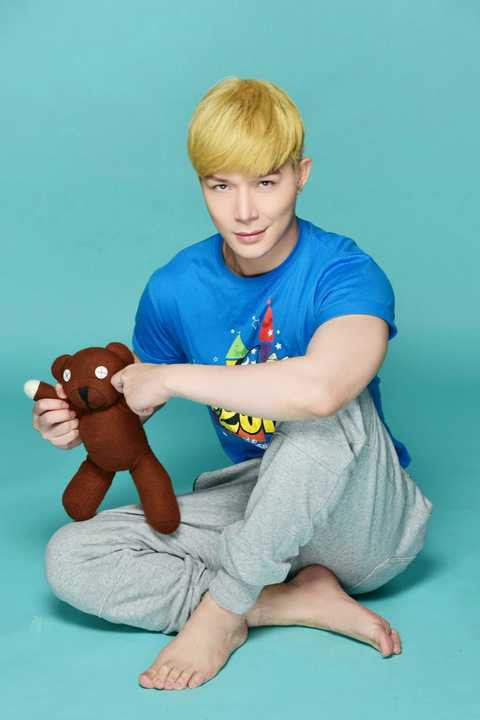 Trong bộ hình mới được thực hiện bởi nhiếp ảnh gia kỳ cựu Phạm Hoài Nam, Nathan Lee khiến fans phát cuồng bởi vẻ điển trai trong sáng rất đáng yêu khi anh tạo dáng với những chú gấu bông dễ thương