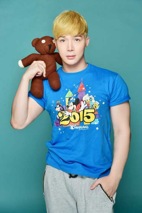 Dù gắn bó với hình ảnh lịch lãm, sang trọng, Nathan Lee lại rất trẻ trung và tinh nghịch trong hình ảnh mới. 