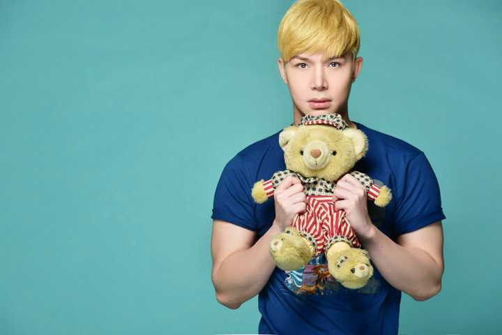 Nam ca sĩ sưu tập rất nhiều đồ chơi và sở hữu một kho đồ chơi khổng lồ trong căn hộ hơn 185m2 trên đường Đồng Khời nơi anh sống.