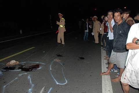 Người dân tập trung theo dõi hiện trường vụ tai nạn - Ảnh: T.B.D Người dân tập trung theo dõi hiện trường vụ tai nạn - Ảnh: T.B.D