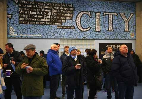 CĐV Man City trước sân Etihad