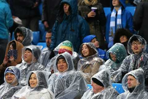 Trời mưa khá to trước khi trận đấu diễn ra