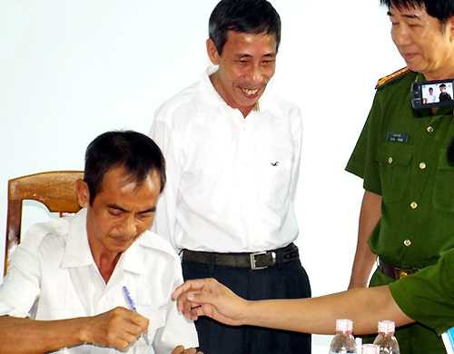 Ông Nén ngồi làm việc với Cơ quan điều tra Công an Bình Thuận. Ảnh: T. N