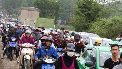 Ách tắc giao thông trên đường mòn Hồ Chí Minh.