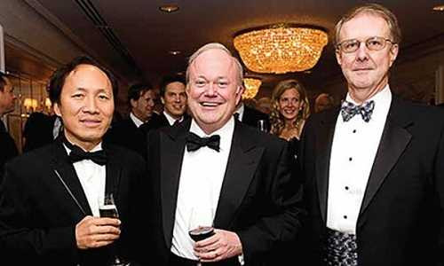 Tỷ phú Việt ở phố Wall Chính Chu (bìa trái).