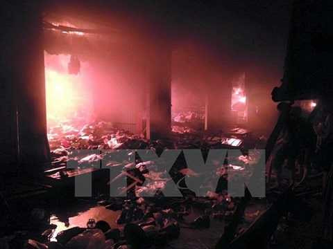 Cháy hàng loạt cửa hàng trong đêm