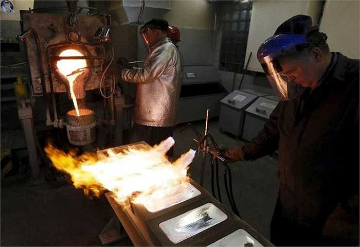 Công nhân xử lý những thỏi bạc có độ tinh khiết 99,99% tại nhà máy Krastsvetmet. 