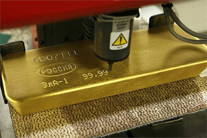 Những thỏi vàng '4 số 9' cùng thông tin về ngày hoàn thành sản phẩm được khắc trên bề mặt. 