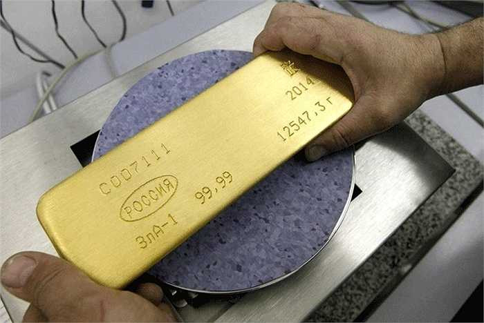  Sau khi chạm khắc, thỏi vàng được đặt lên cân để xác định trọng lượng.