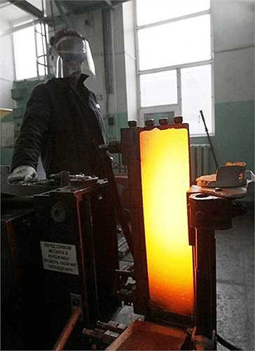 Máy sản xuất platium có độ tinh khiết 99,98% tại nhà máy Krastsvetmet. 