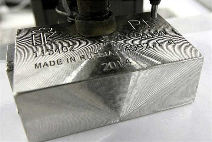 Một thỏi bạch kim 99,98% sản xuất trong năm 2014 tại nhà máy Krastsvetmet. Công ty cho biết, trong năm 2025, họ sẽ tăng sản lượng bạch kim lên đến 154 tấn. 