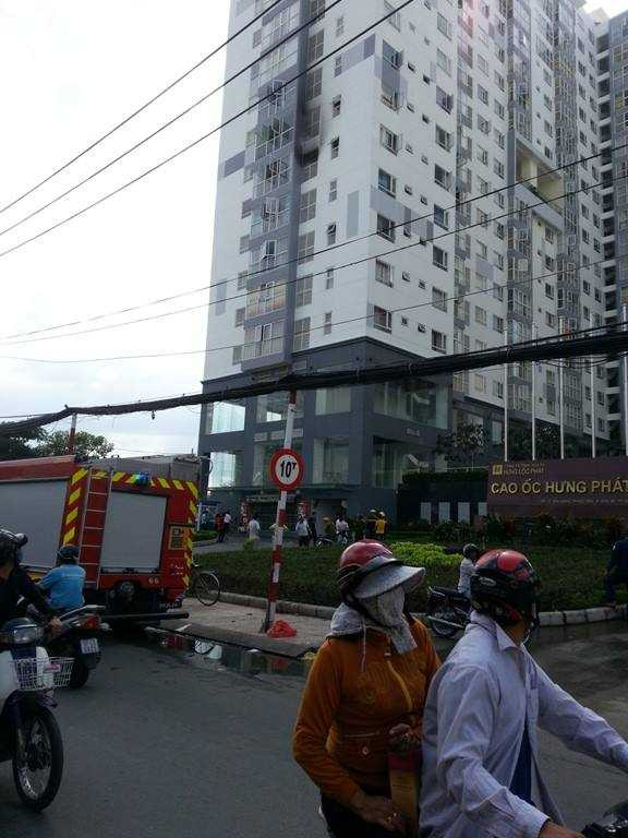 Sở Cảnh sát PCCC điều động nhiều xe chuyên dụng cùng hàng chục chiến sỹ cứu hỏa đến hiện trường dập lửa