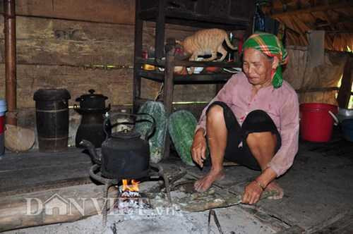  Khi bí chín, bà con dân tộc Mường lại thu hoạch đem để gần bếp, nhằm giúp cho bí bảo quản được lâu, vừa dùng làm thức ăn hàng ngày và làm giống cho vụ sau.