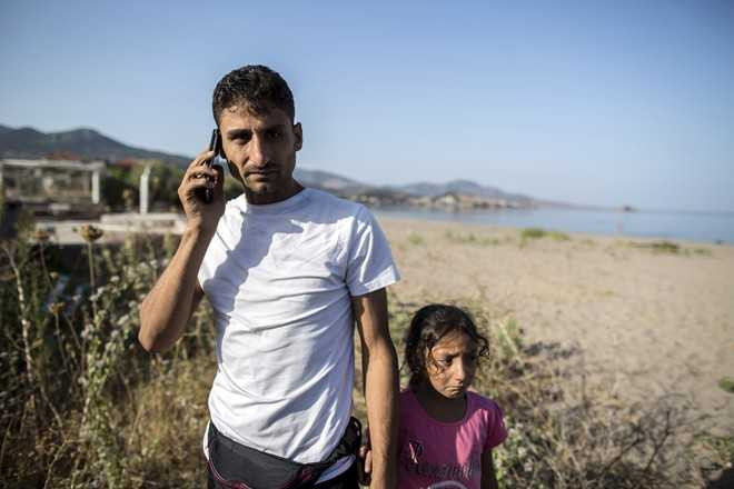 Ihbar, 30 tuổi, gọi điện về cho gia đình sau khi cập bến thành công đến đất châu Âu sau một hành trình dài. Ảnh: Cnet.