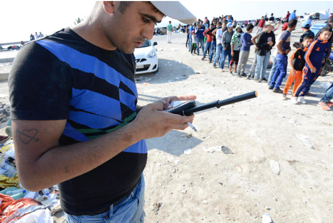 Điện thoại vệ tinh được cung cấp cho những người không mang theo smartphone. Ảnh: Cnet