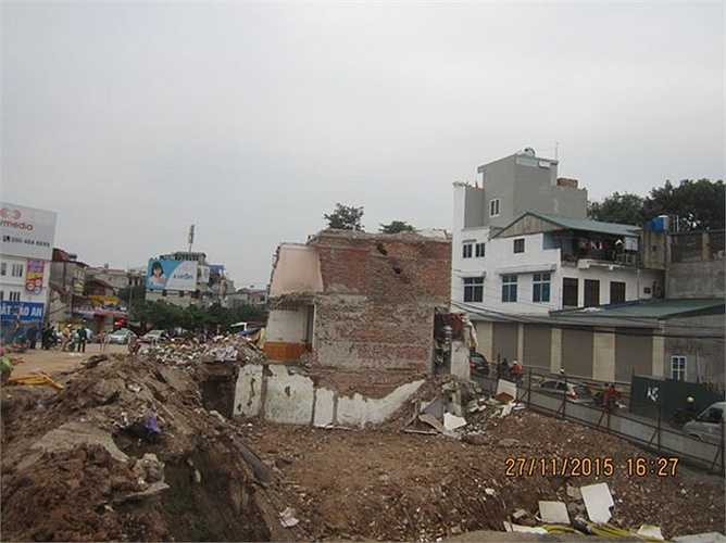 Một người dân xin giấu tên cho biết, ngôi nhà số 650 đường Bưởi đến nay vẫn 'yên vị' tại đó vì chủ nhân ngôi nhà cho rằng, ngôi nhà không nằm trong diện giải tỏa. Ngoài ra, còn một nguyên khác là do vấn đề đền bù chưa thỏa đáng.