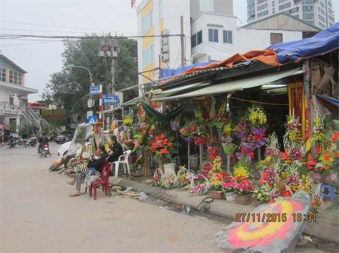 Vì vậy, ngôi nhà vẫn tiếp tục họat động kinh doanh hoa bình thường như chưa có chuyện gì xảy ra. 'Nhìn cả con đường thông thoáng là thế, tự dưng lại xuất hiện một căn nhà nằm nghênh ngang giữa đường trông chả ra sao, lại còn chắn hết cả tầm nhìn của người đi xe.' - anh Phan Văn Tuyến (Cầu Giấy) bày tỏ quan điểm.