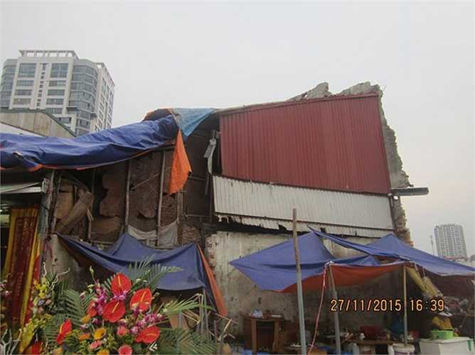 Theo quan sát của PV, ngôi nhà khá cũ nát, được chắp vá bằng những tấm tôn nhỏ và các phên cót. Bên trên căn nhà phủ bạt để chống đỡ tạm thời.