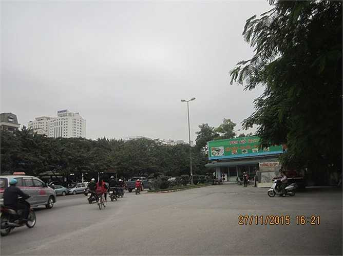 Đường Nguyễn Văn Huyên nối dài từ ngã ba đường Hoàng Quốc Việt - Nguyễn Văn Huyên tới ngã ba Cầu Giấy được đánh giá là một trong những con đường 'đắt giá' của Việt Nam, tuy nhiên, đoạn đường này vẫn còn một vấn đề nan giải nhiều năm chưa giải quyết được. Cụ thể, tại đoạn đầu giao với đường Hoàng Quốc Việt (từ số 2 đến số 48) tồn tại một 'nút cổ chai' với hàng chục ngôi nhà chưa được giải tỏa.