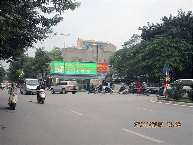 Nếu di chuyển từ phía Nguyễn Khánh Toàn tới Hoàng Quốc Việt, người và phương tiện buộc phải lưu thông qua khu vực có nút thắt 'cổ chai' này trước khi hoà chung với các phương tiện đi ngược chiều vì không có giải phân cách giữa như đoạn trước của đoạn đường này.