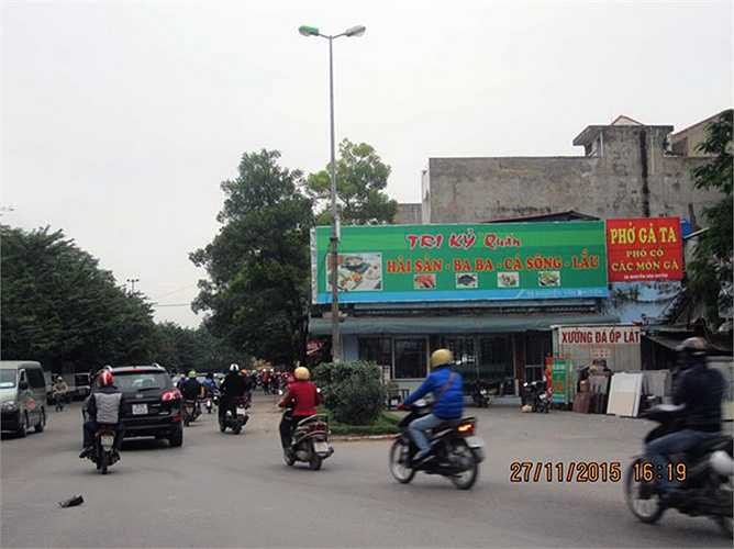 Trong khi đó, ngôi nhà đầu tiên tạo nên nút thắt cổ chai này lại được một khoảng sân rộng hàng chục mét trước cửa để làm chỗ đỗ xe, kinh doanh dịch vụ nhà hàng.