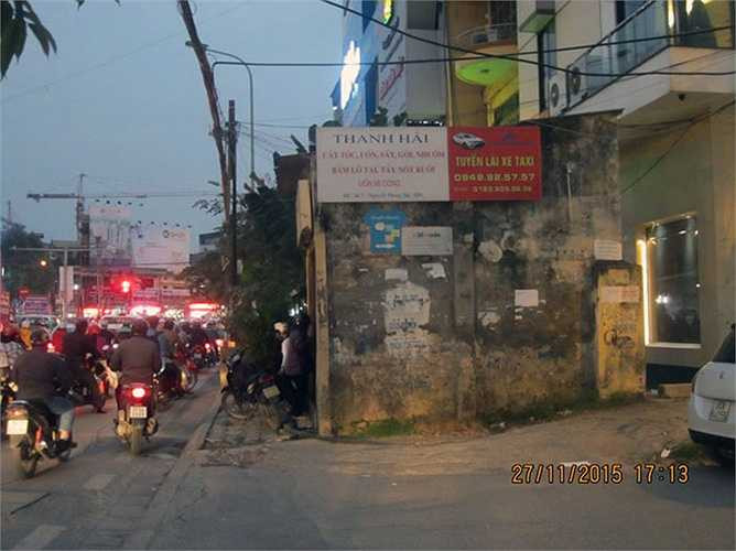 Một 'ngôi nhà vô duyên' không kém nghiễm nhiên tồn tại ngay trên vỉa hè ở đường Nguyễn Phong Sắc, nằm cạnh cổng sau của trường Học viện Báo chí Tuyên truyền, ngang nhiên chắn ngang trước một phần mặt tiền của quán cà phê.