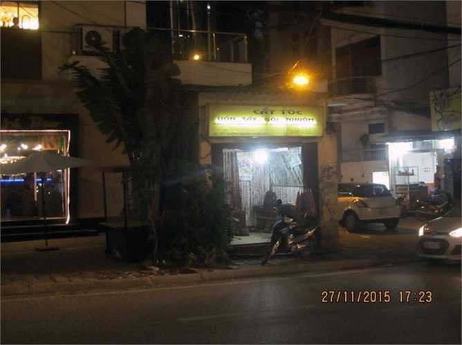 Ngôi nhà nằm 'không đúng chỗ' này đã tồn tại ở đây khá lâu. Nó chắn lối đi của người đi bộ, làm mất mỹ quan đô thị. 'Mỗi lần đi bộ về qua đây để về phòng trọ, em toàn phải đi vòng xuống dưới lòng đường. Thậm chí, nhiều hôm vào giờ cao điểm, đường chật kín xe, chúng em phải đi len vào bên trong khe giữa quán cà phê và căn nhà này rất bất tiện và khó chịu' - bạn Nguyễn Thị Trang, sinh viên Học viện Báo chí và Tuyên truyền chia sẻ.