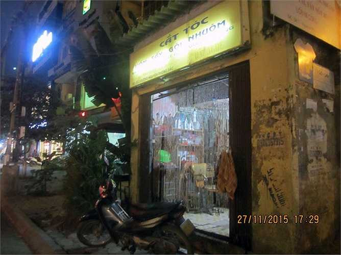 Theo các hộ dân sống gần đây, đã nhiều lần các cấp lãnh đạo, ban ngành xuống vận động nhưng chủ hộ bất chấp, nhất quyết không chịu di dời. Người dân cũng không biết nguyên nhân cụ thể tại sao chủ nhà lại cố chấp không đi mà các cấp ban ngành cũng không có biện pháp mạnh tay nào để xử lý dứt điểm vấn đề này. (Nguồn: Kiến Thức)