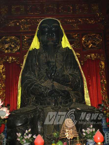 Pho tượng được đồn thổi là đồng đen trong đền Quán Thánh Pho tượng được đồn thổi là đồng đen trong đền Quán Thánh