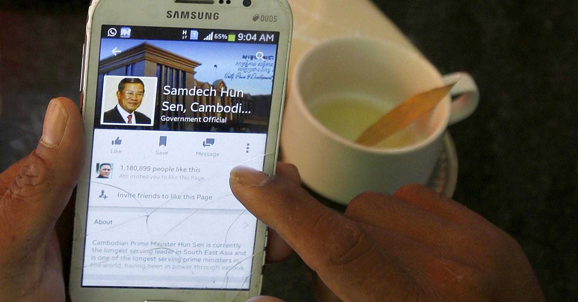 Một người truy cập vào trang Facebook của ông Hun Sen từ điện thoại di động