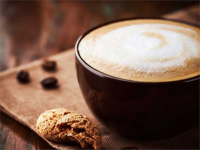 Cà phê và thực phẩm chứa caffeine: Caffeine có trong cà phê làm bạn thường xuyên phải đi tiểu. Nó ảnh hưởng đến hormone chống lợi tiểu mà làm cho bạn đi tiểu.