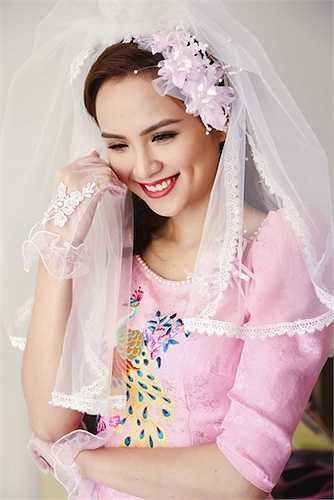 Diễm Hương diện đầm cưới cổ điển của NTK Thuận Việt.