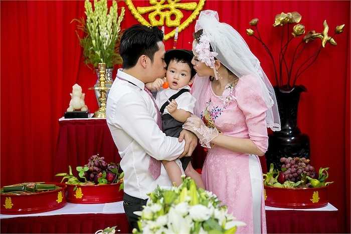 Cô không giấu nổi niềm hạnh phúc trong ngày trọng đại.