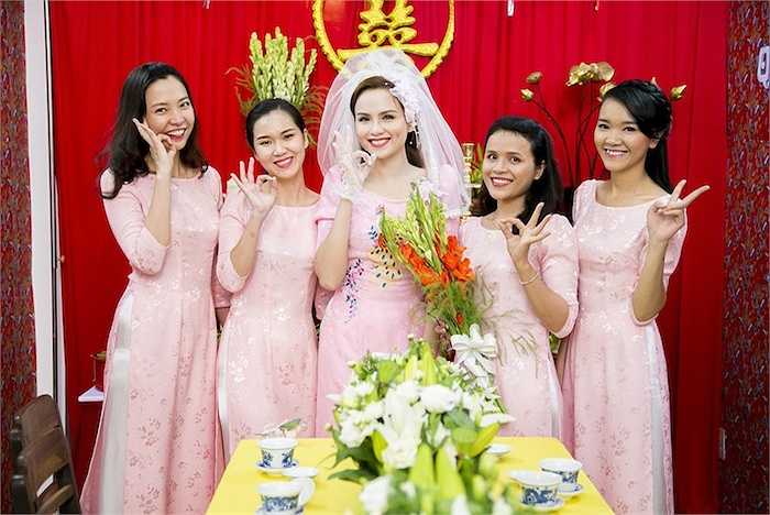 Người đẹp 9x và dàn phù dâu.