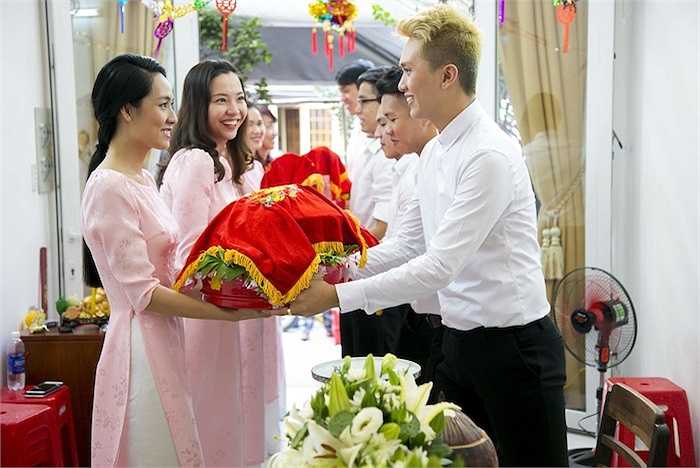 Nghi lễ trao quả giữa hai họ.