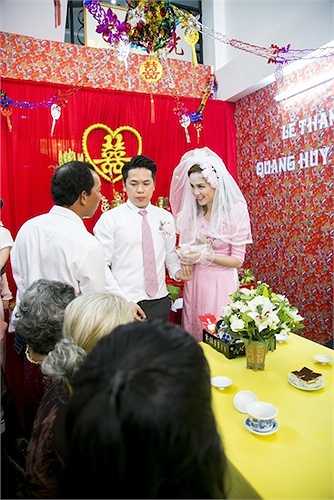 Diễm Hương e lệ bên chồng mới cưới.
